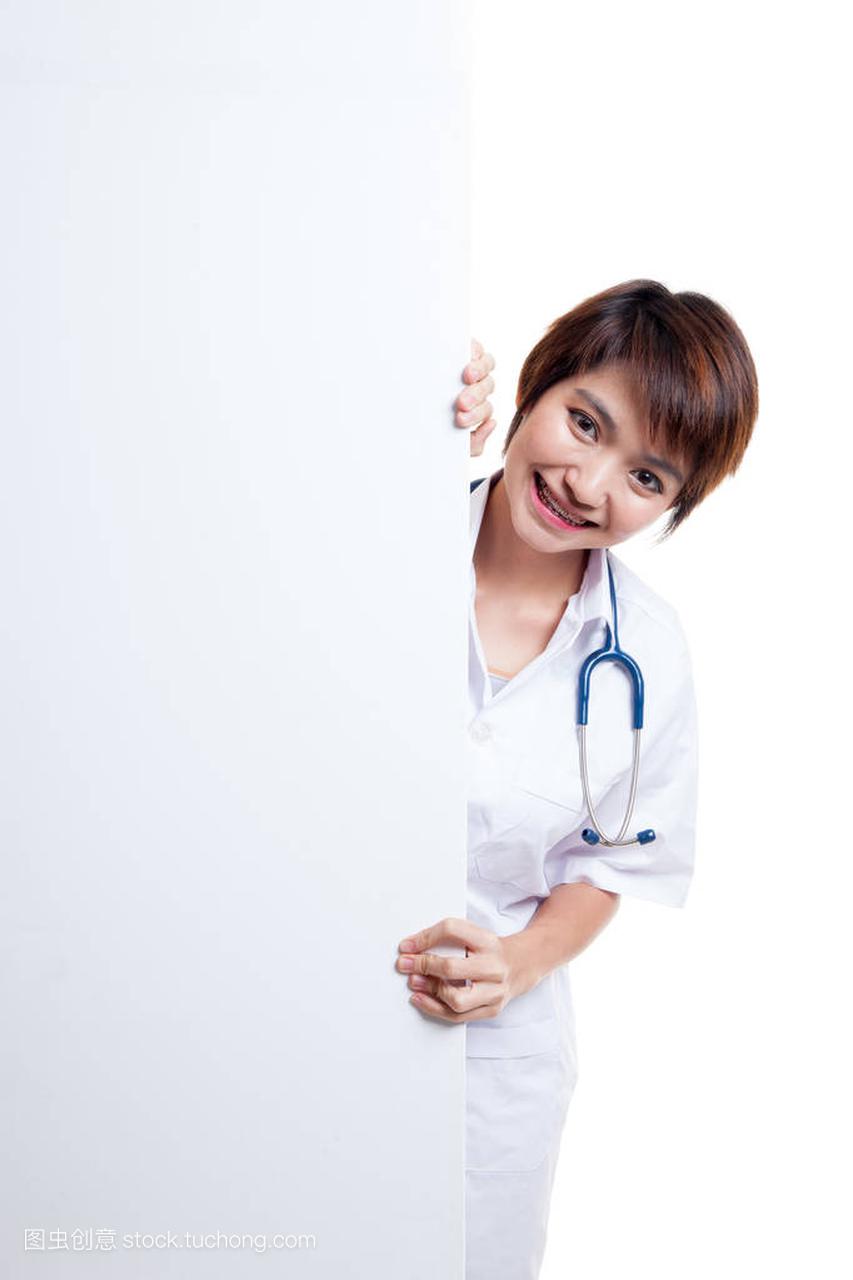 年轻的亚洲女医生后面空白标志广告牌系列窥视