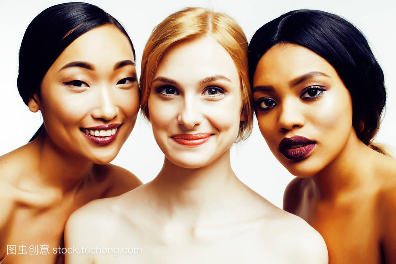 三个不同的国家女人︰ 亚洲,非洲裔美国人,一起