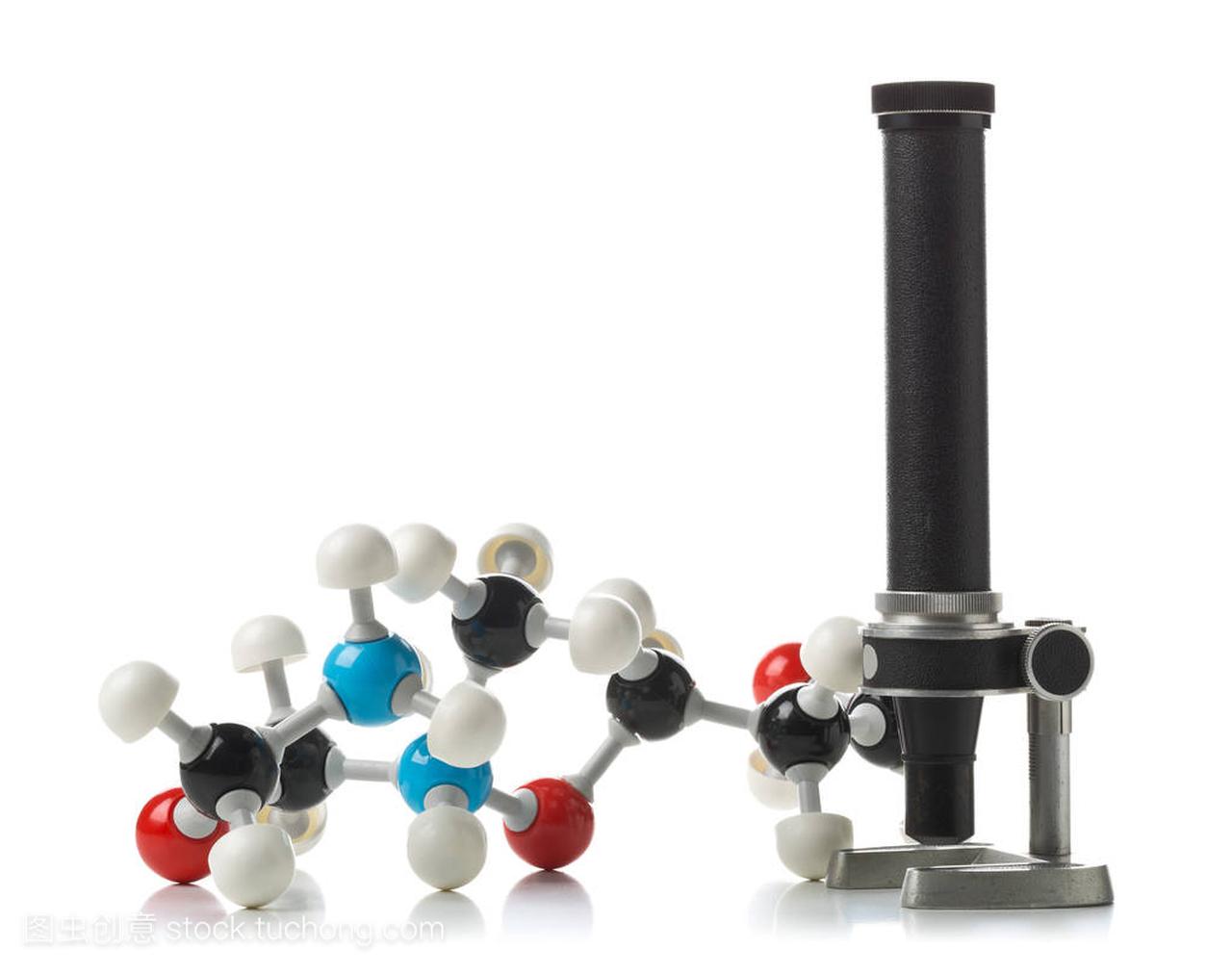 化学分子模型与老旧的显微镜,在白色的背景