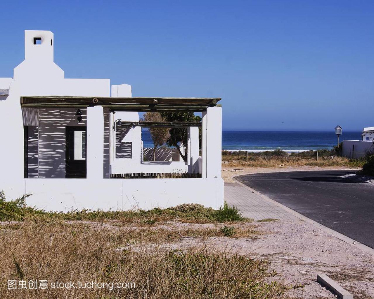 老白葡萄牙或希腊房子在海滩上