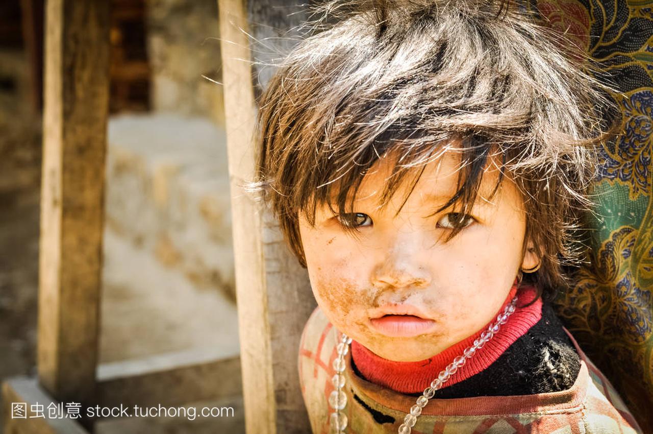 在尼泊尔的棕色头发儿童