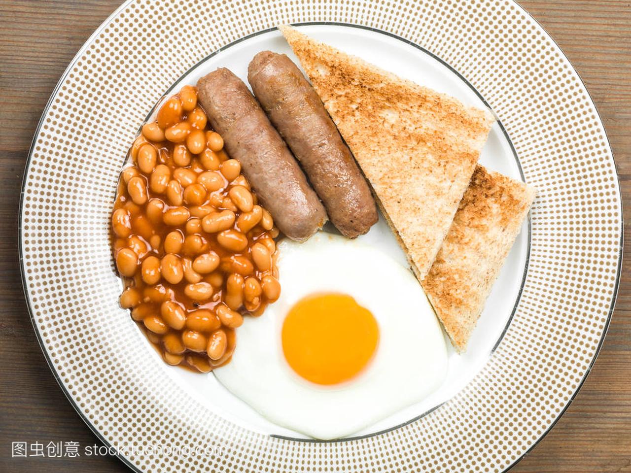 香肠鸡蛋和烤的豆子煮熟英式早餐