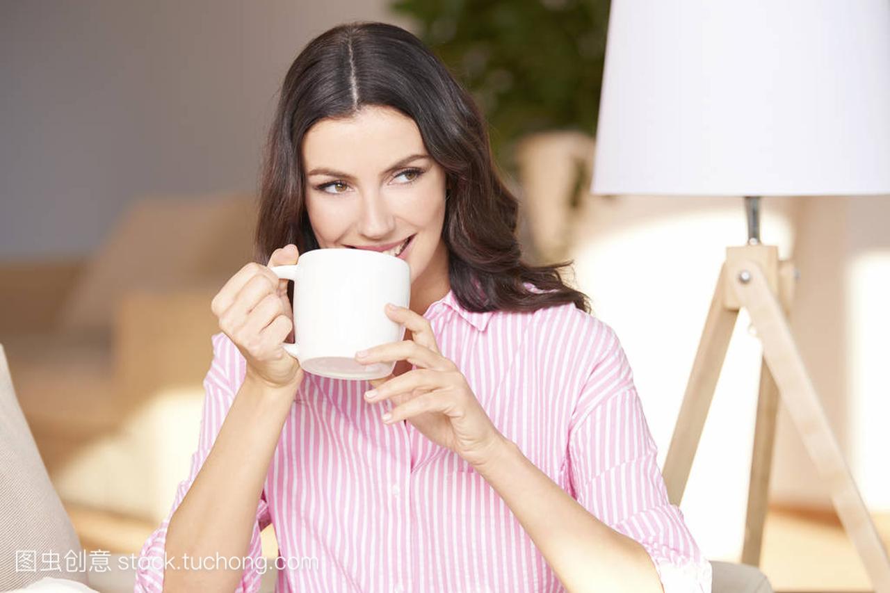 女人在家吃每天早上喝咖啡