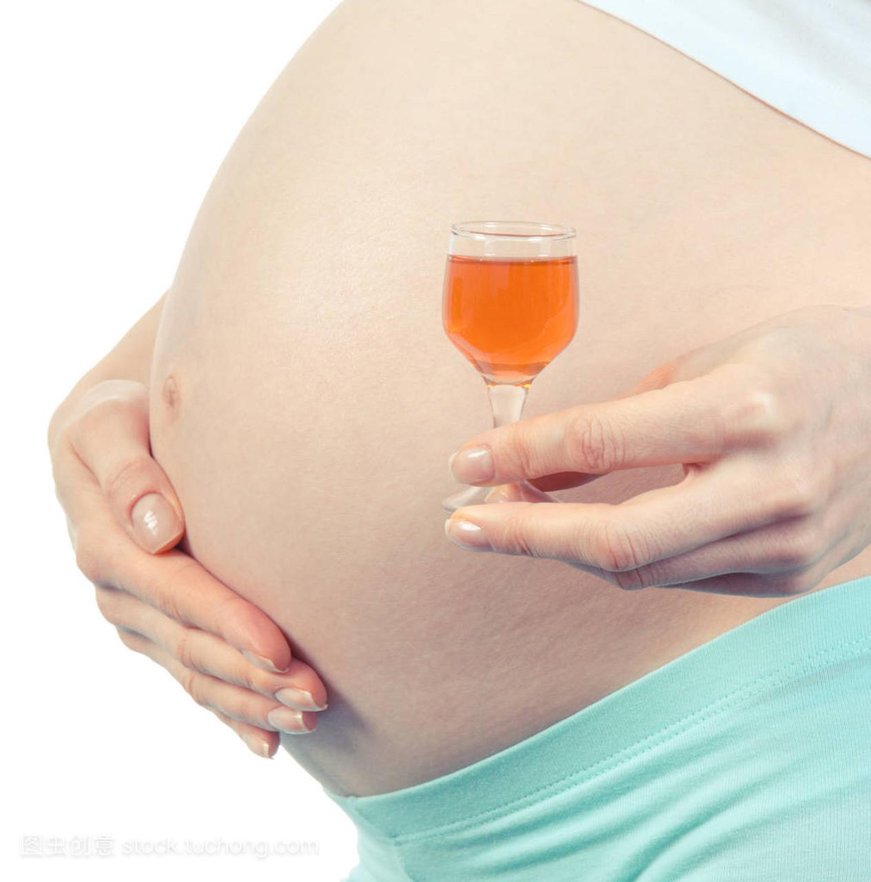 老式的照片,孕妇杯红酒,在怀孕期间不健康生活
