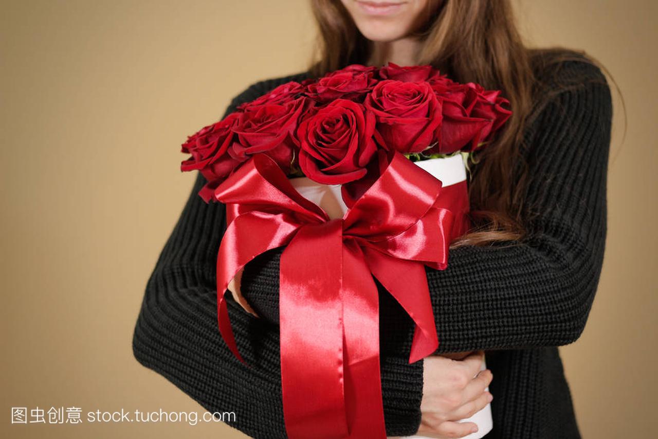 穿黑夹克抱着牵手丰富礼品花束 21 红玫瑰的女