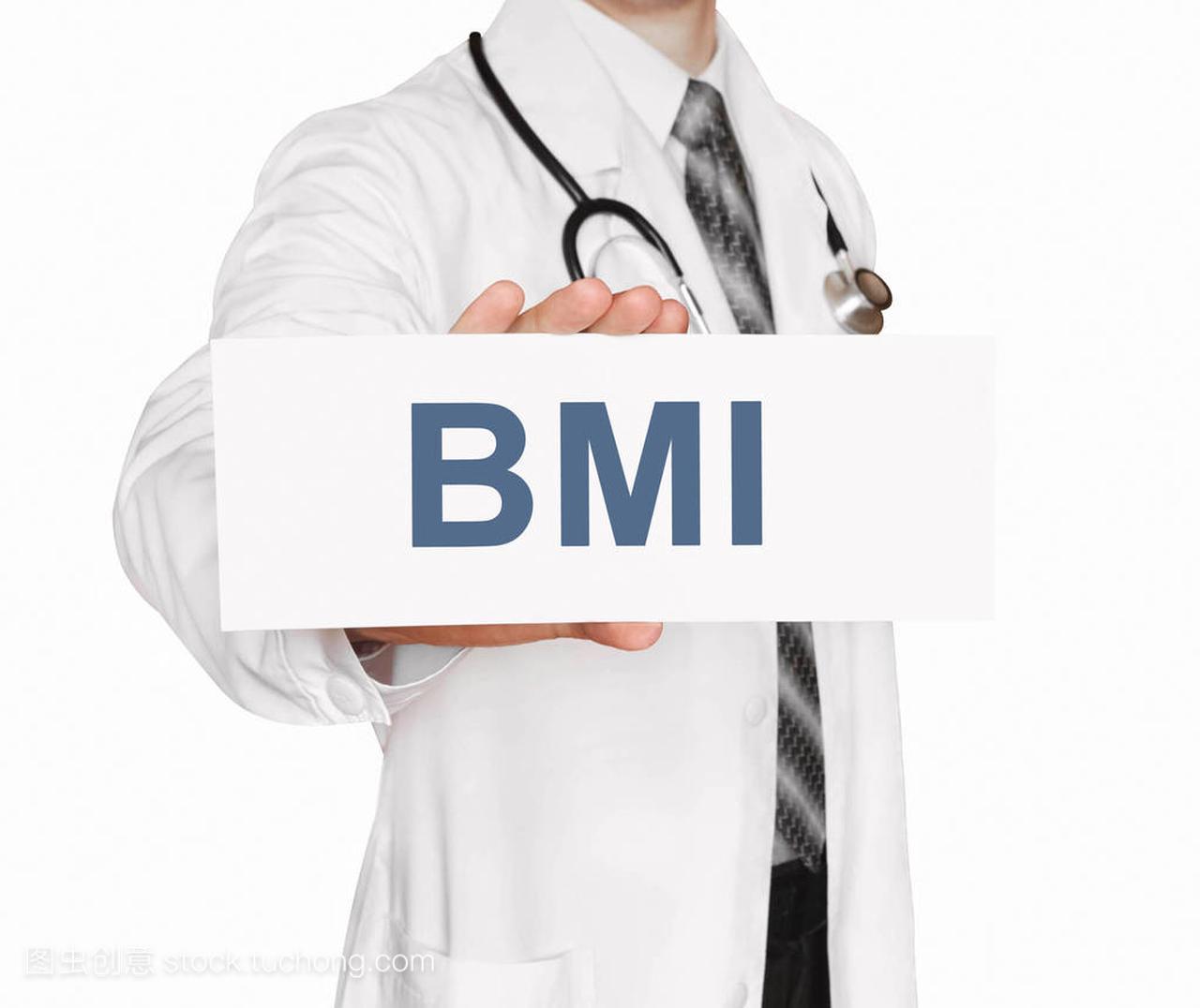 医生抱着一张卡片与 Bmi,身体质量指数在白色