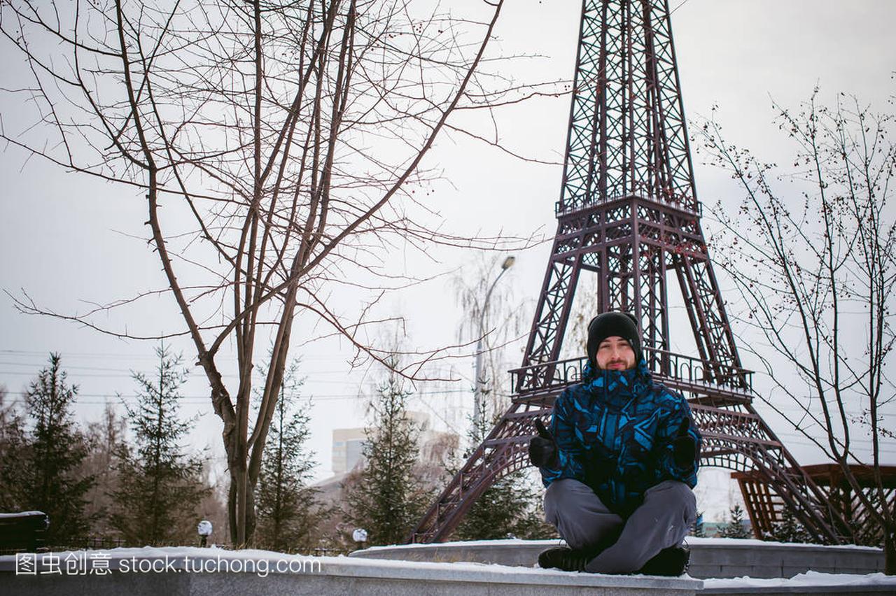 在西伯利亚埃菲尔铁塔附近的人。冬天在户外散