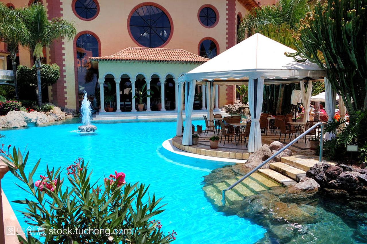 游泳池和室外餐厅在西班牙特内里费岛豪华酒店