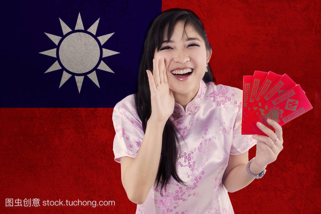 中国女人与信封和台湾国旗