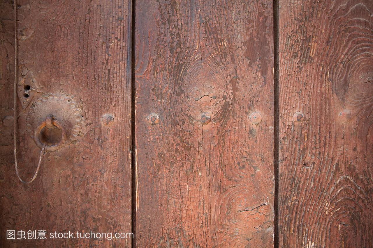 老年和风化棕色木质门与旧裂纹的漆,划痕,