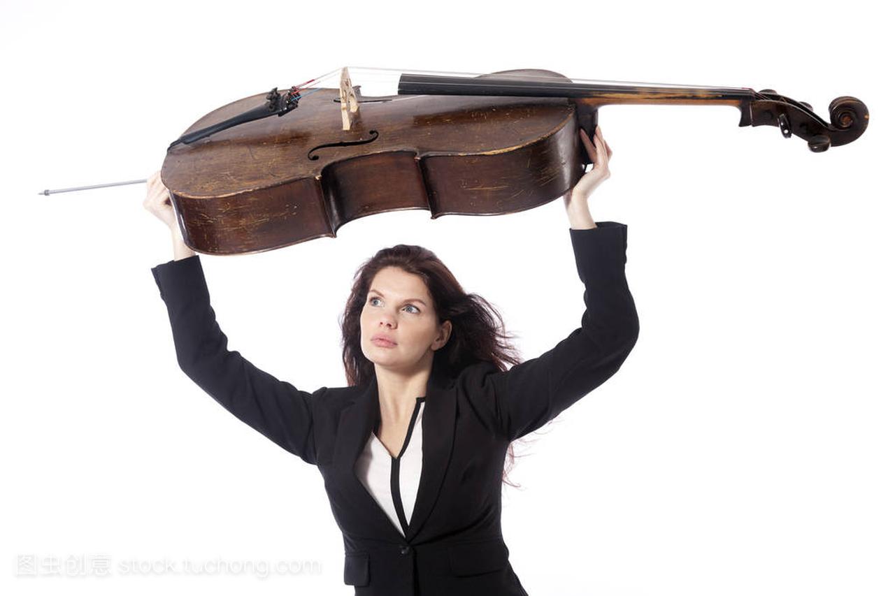 美丽的黑发女人携带大提琴工作室针对白乙