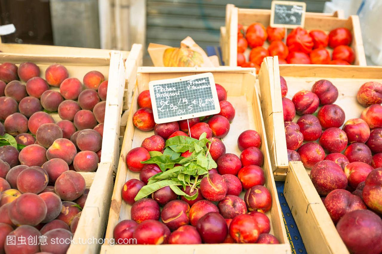 新鲜农产品在法国南部的一个市场
