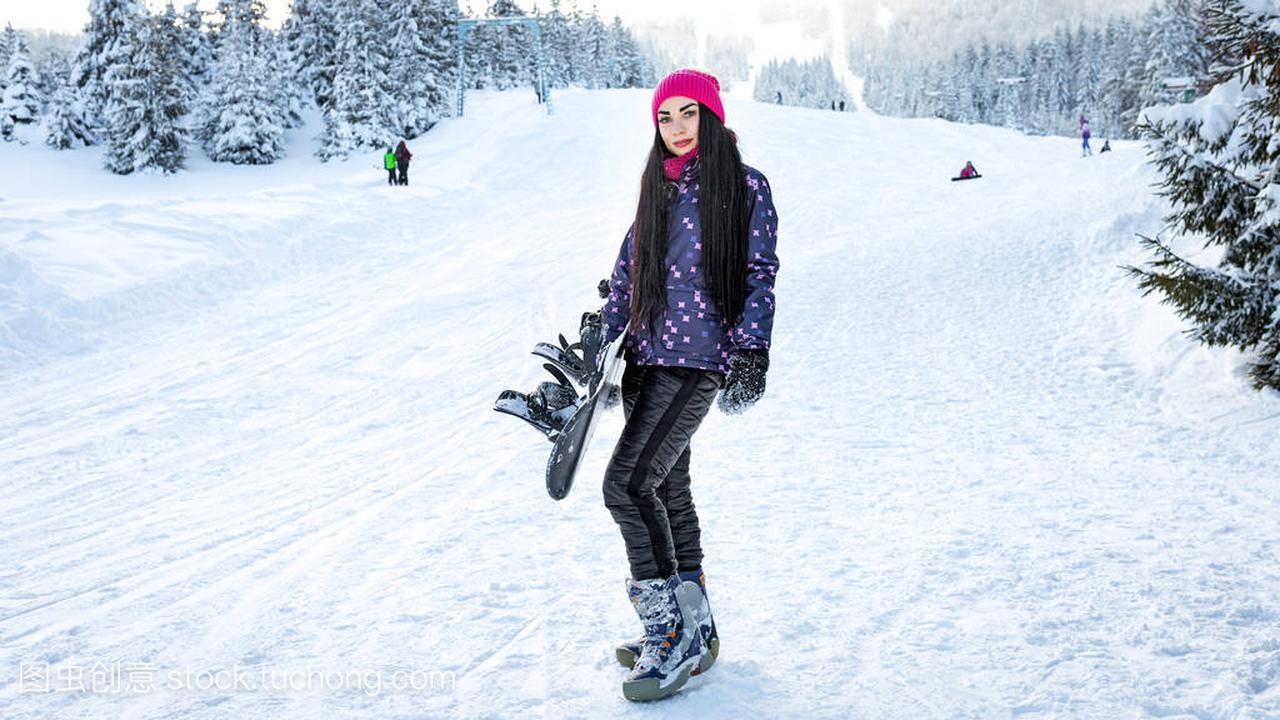 女孩滑雪板滑雪斜坡上仅停留在冬天