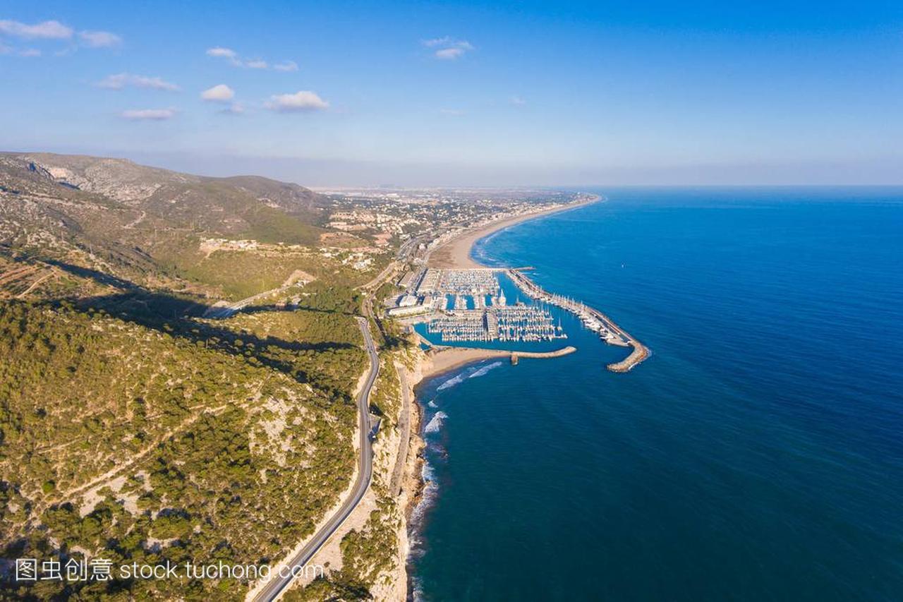西班牙地中海沿岸附近巴塞罗那城市鸟瞰图
