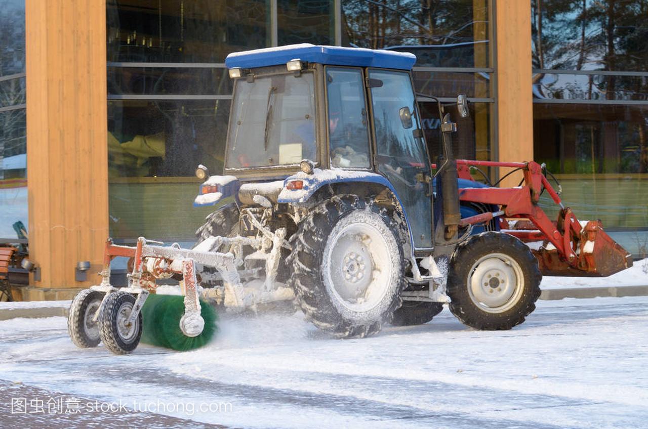 万金体育下载app四轮拖拉机拖挂式清雪机的制作方法