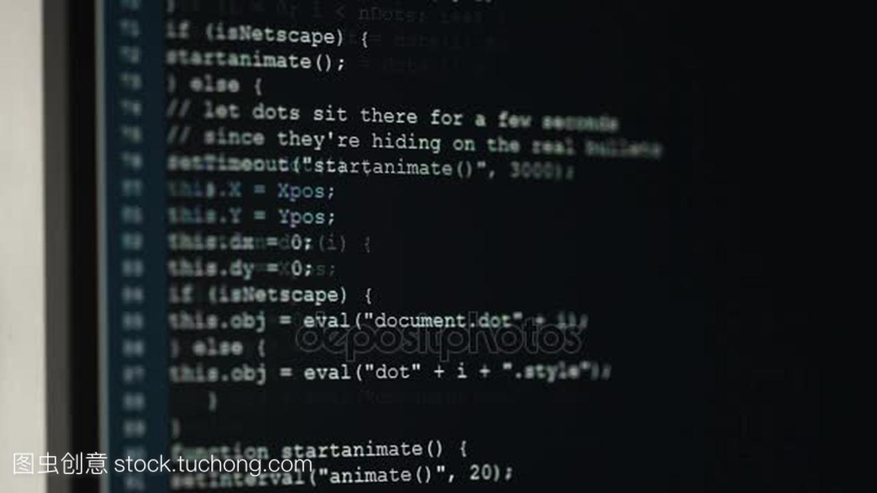 计算机观众。在显示器上输入代码。源代码的软