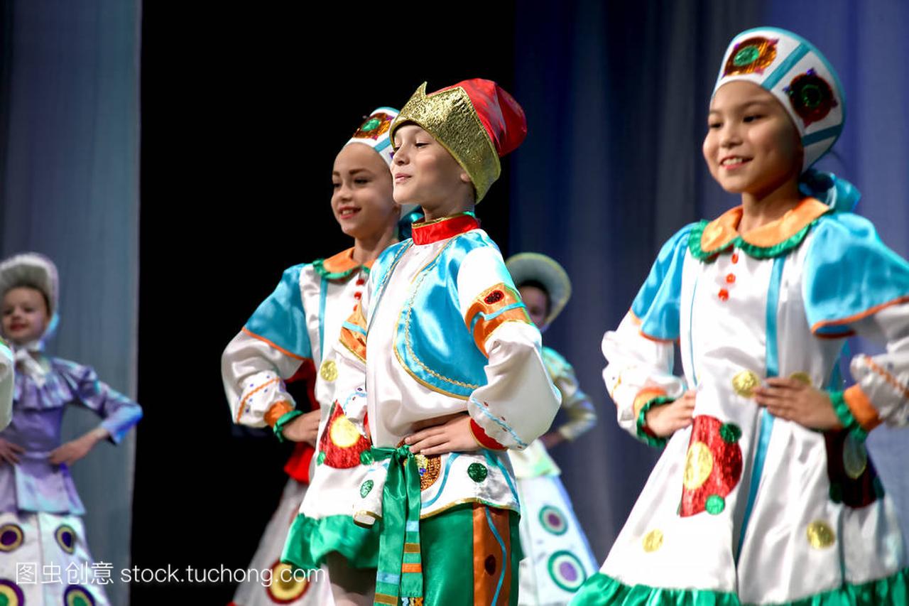 布里亚特民族舞蹈-一个男孩和一个女孩在民间