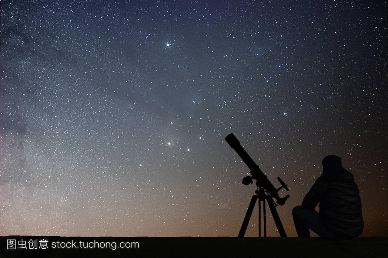 用天文望远镜看星星的人
