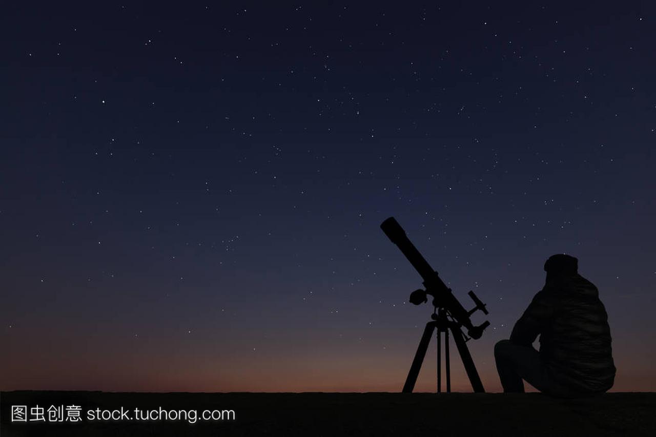 用天文望远镜看星星的人