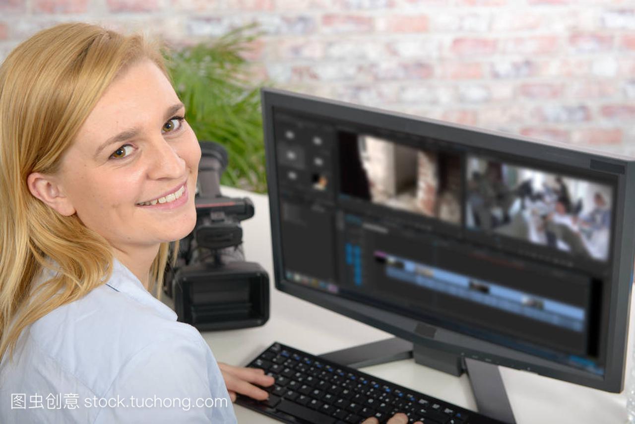 使用计算机进行视频编辑的年轻女设计师