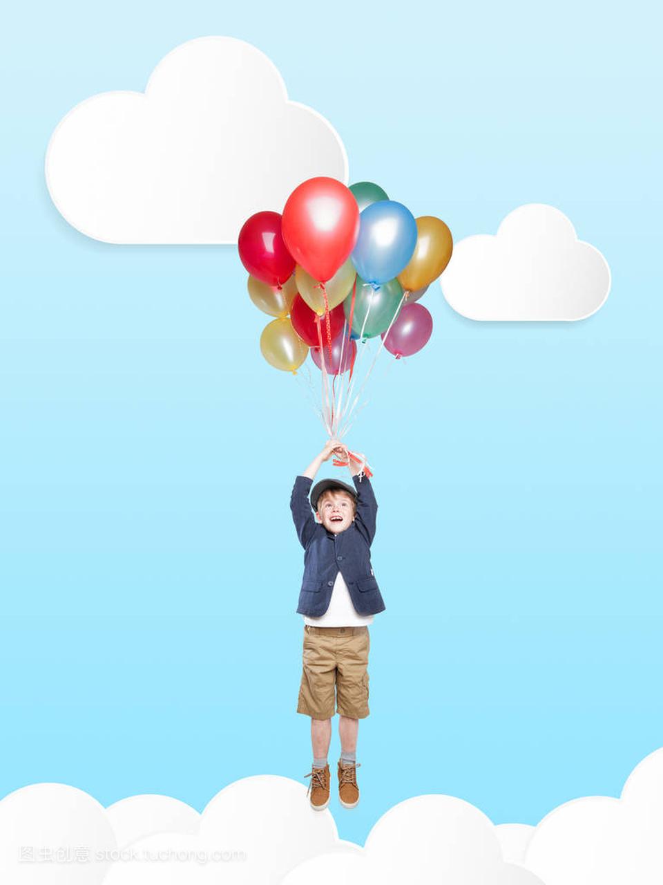 快乐的年轻男孩和气球飞行通过插图的蓝色