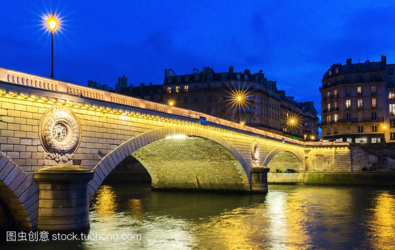 到了晚上,巴黎,法国路易 · 菲利普桥