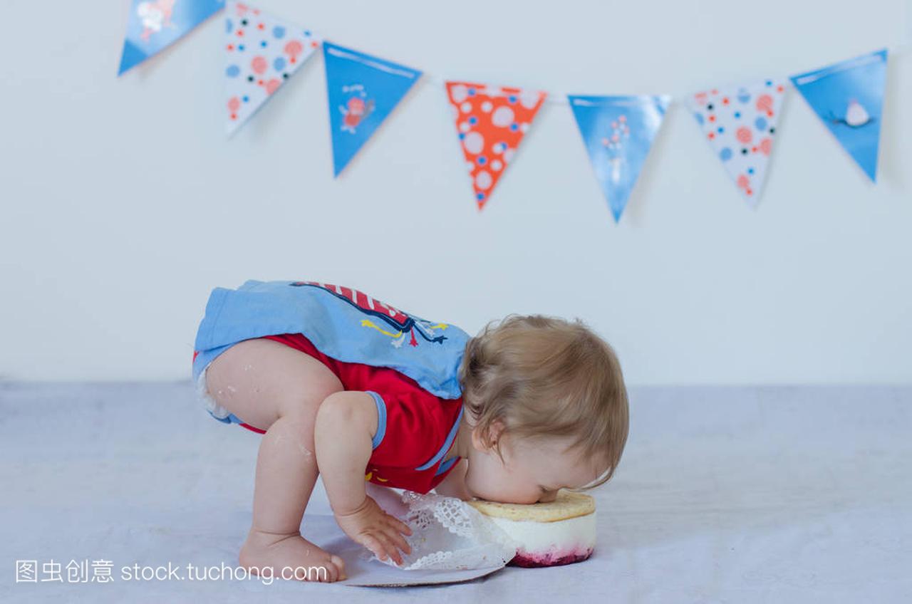 一岁小孩吃蛋糕