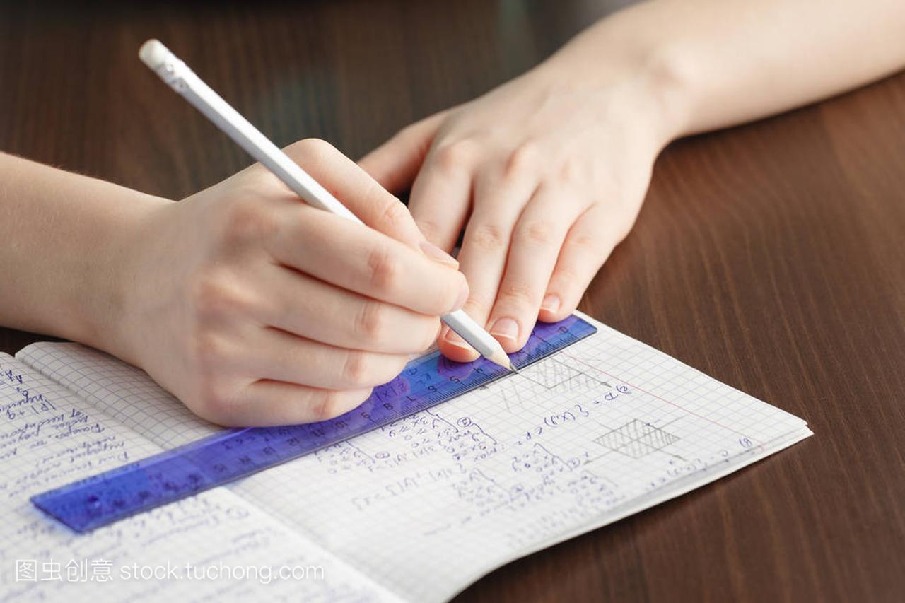 女孩写在笔记本的数学公式