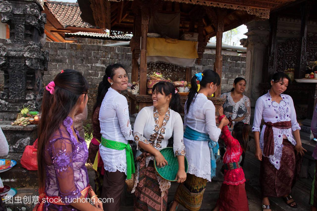 巴厘岛,印度尼西亚-8 月 28,2012︰ 妇女在国家