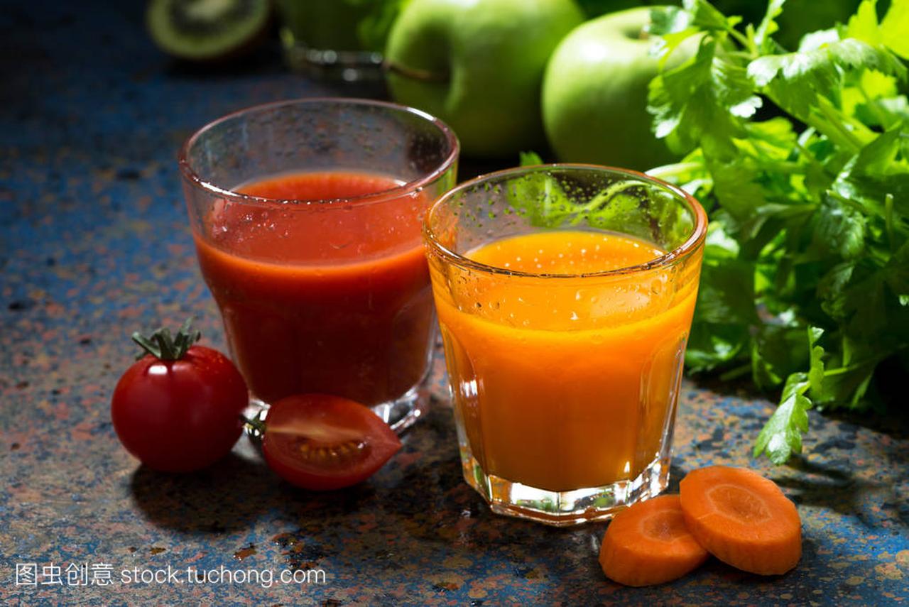 在草的西红柿汁用新鲜的蕃茄结果实 库存图片. 图片 包括有 食物, 李子, 工厂, 饮食, 节食, 颜色 - 56899433
