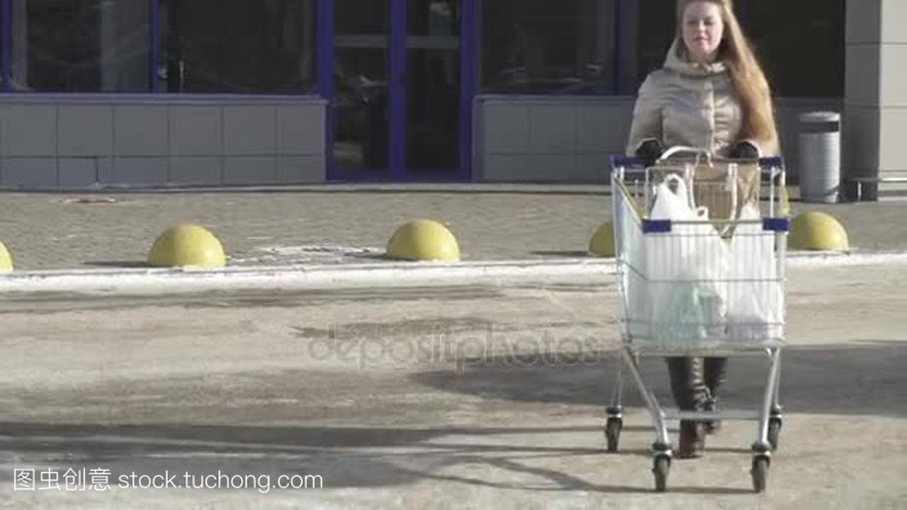 年轻女孩拿出购物车购买从超市素材视频
