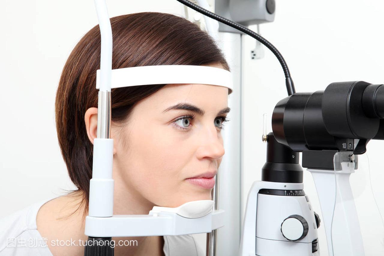 女人用光学裂隙灯做视力测量
