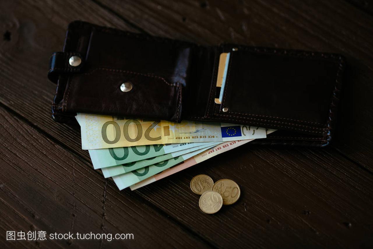 银行卡、 欧元现金和欧元美分里面的男士钱包