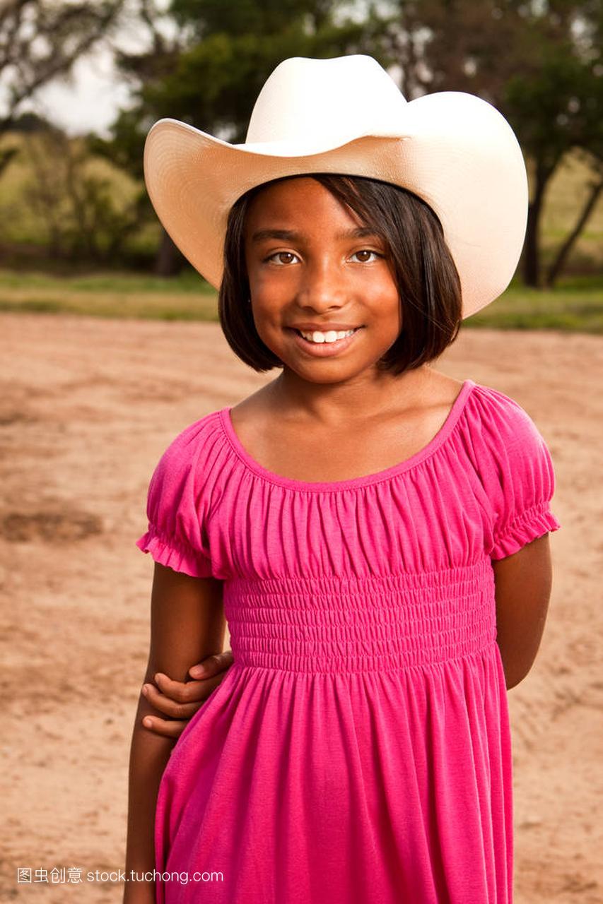西班牙裔美国人的小女孩,戴着有美国国旗帽