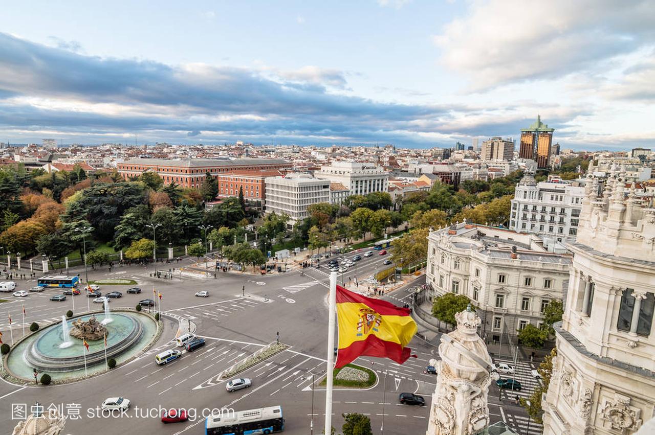 从马德里市政厅一同庆祝广场的视图