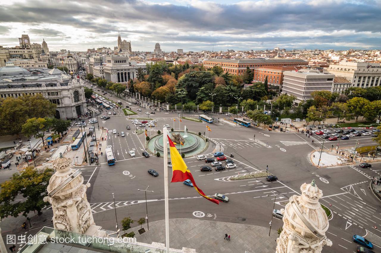 从马德里市政厅一同庆祝广场的视图