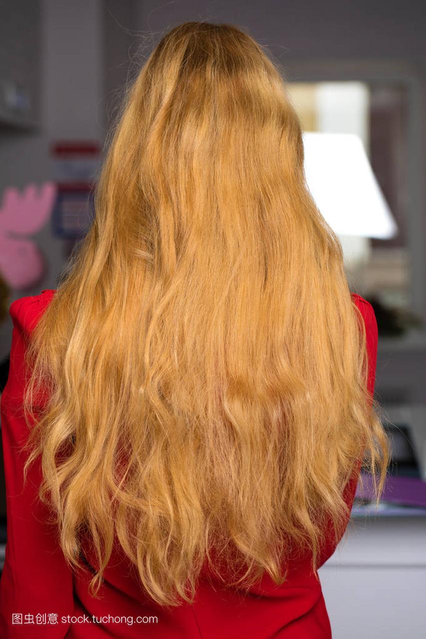女的长直直的金色头发