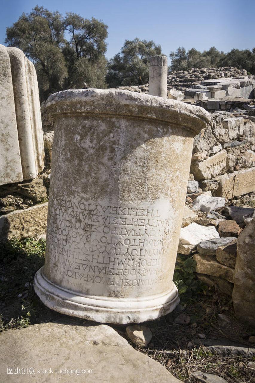 希腊文字,刻在大理石柱