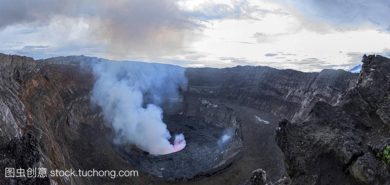 尼拉贡戈火山在喷发的火山口