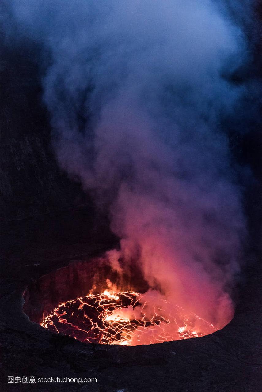 尼拉贡戈火山在喷发的火山口
