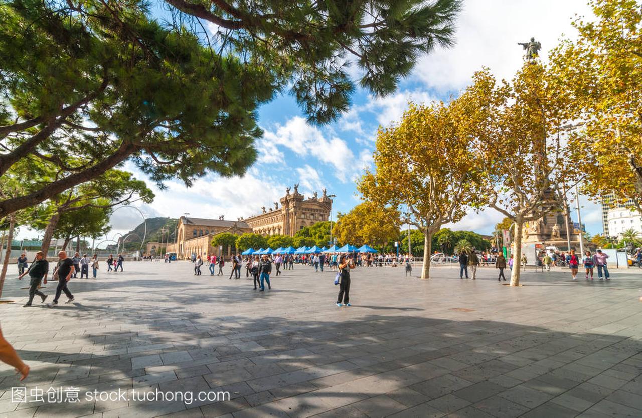 人们喜欢温暖的天气与户外活动在公共广场及公