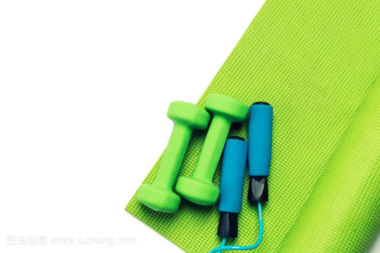 健身概念 - - 绿色瑜伽垫、 哑铃、 跳绳