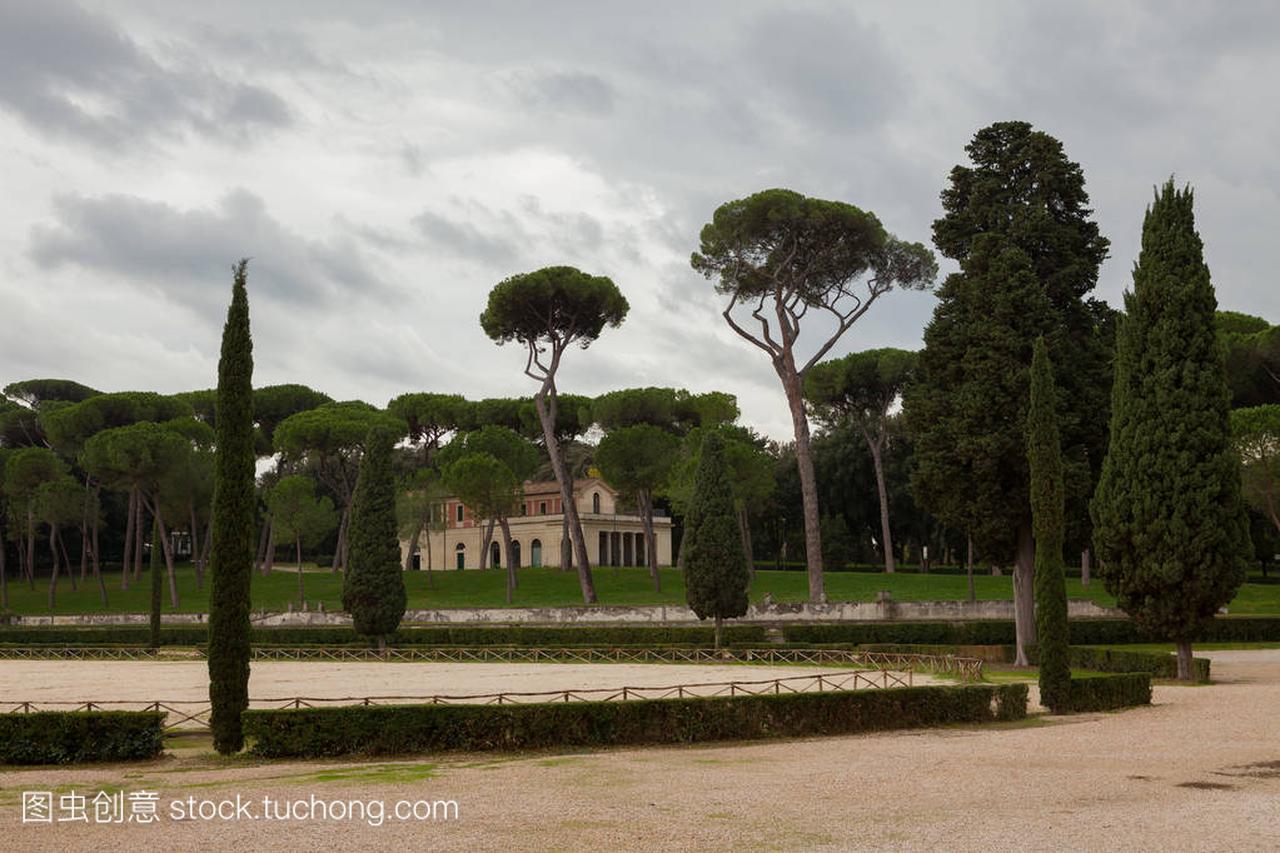 查看对锡耶纳广场,在罗马,意大利别墅花园内。
