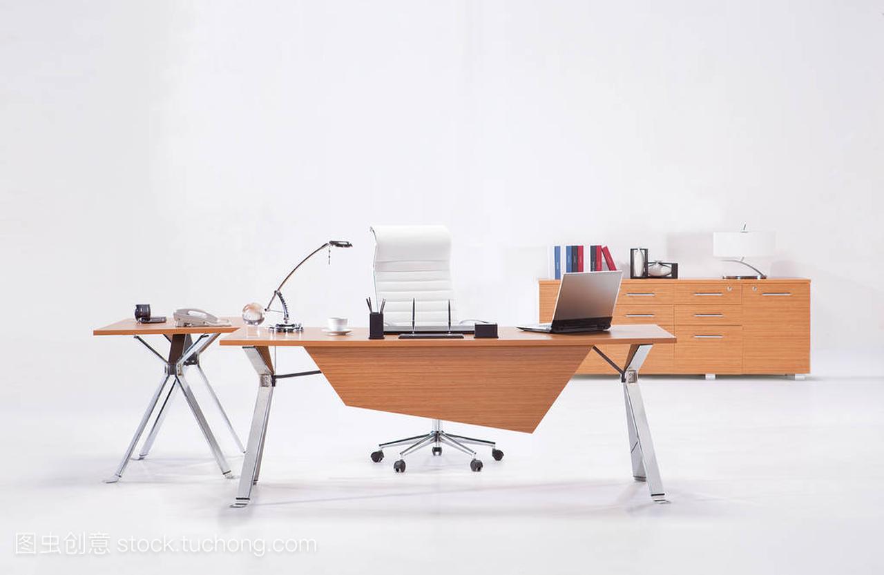 完美体育APP下载马斯克的办公室太简陋了就一个办公桌一台电脑还有一把椅子