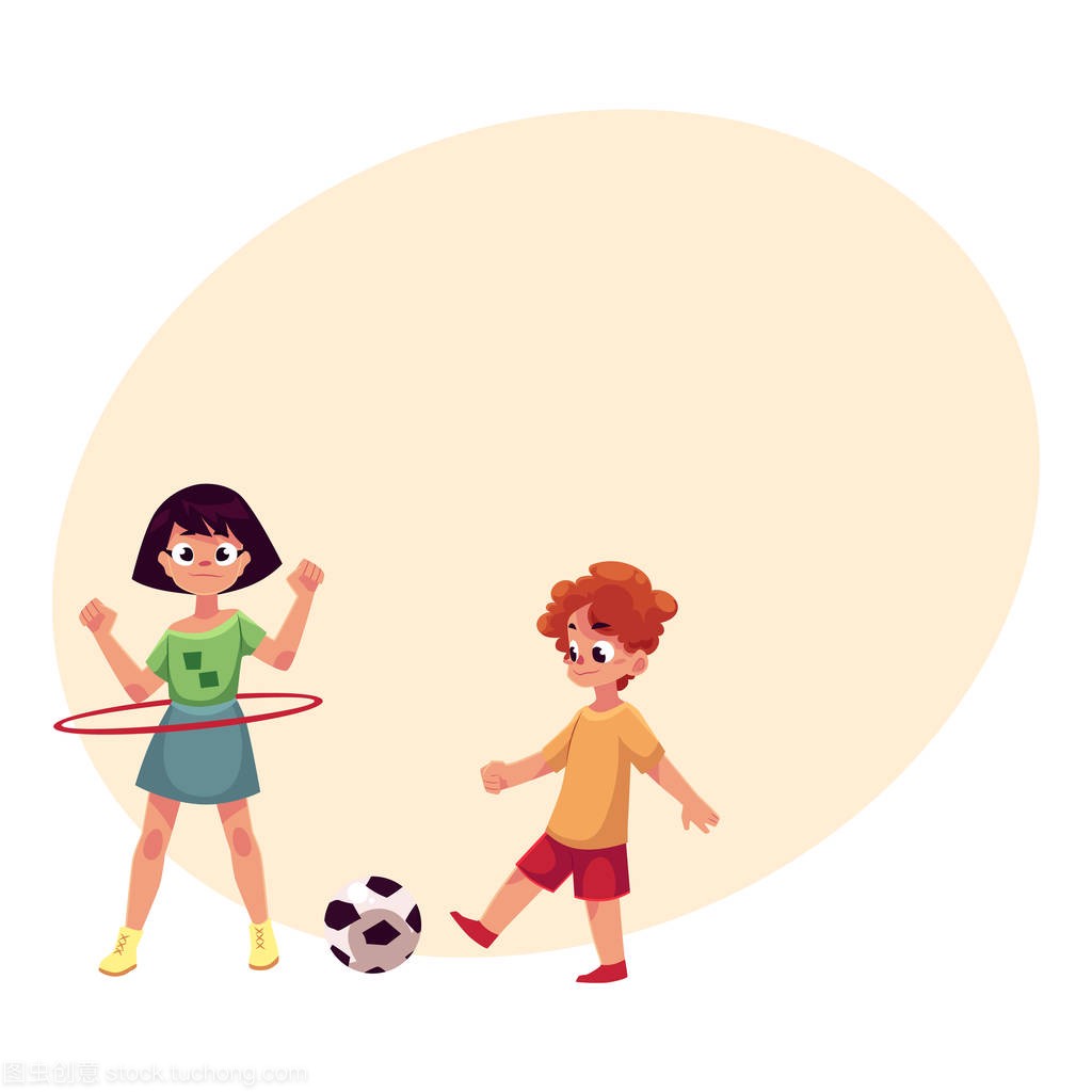 男孩和女孩踢足球和纺纱呼啦圈在操场上