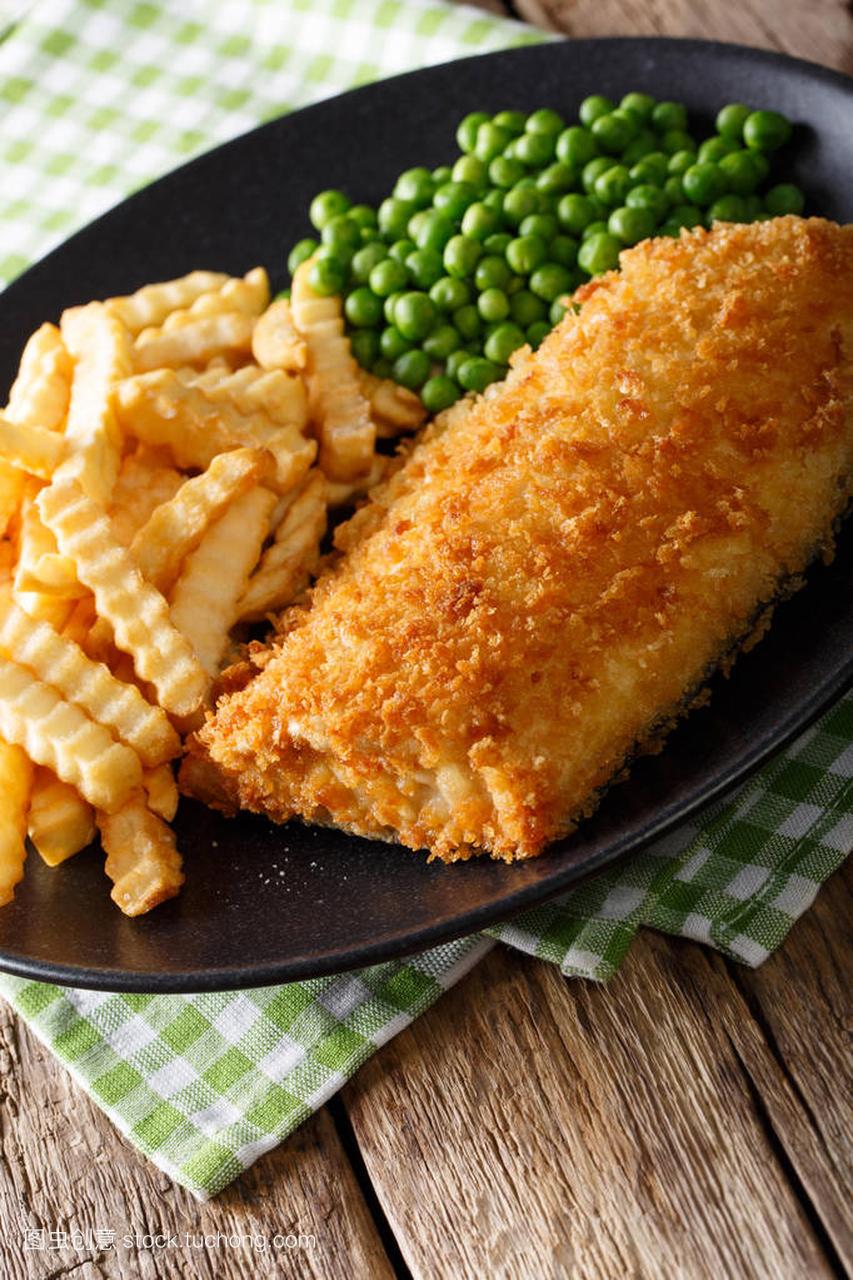 英语美食︰ 鱼和薯条与绿豌豆特写。检定技术