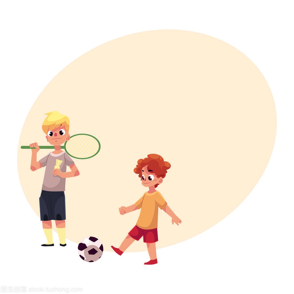 两个男孩在操场上打羽毛球、 踢足球