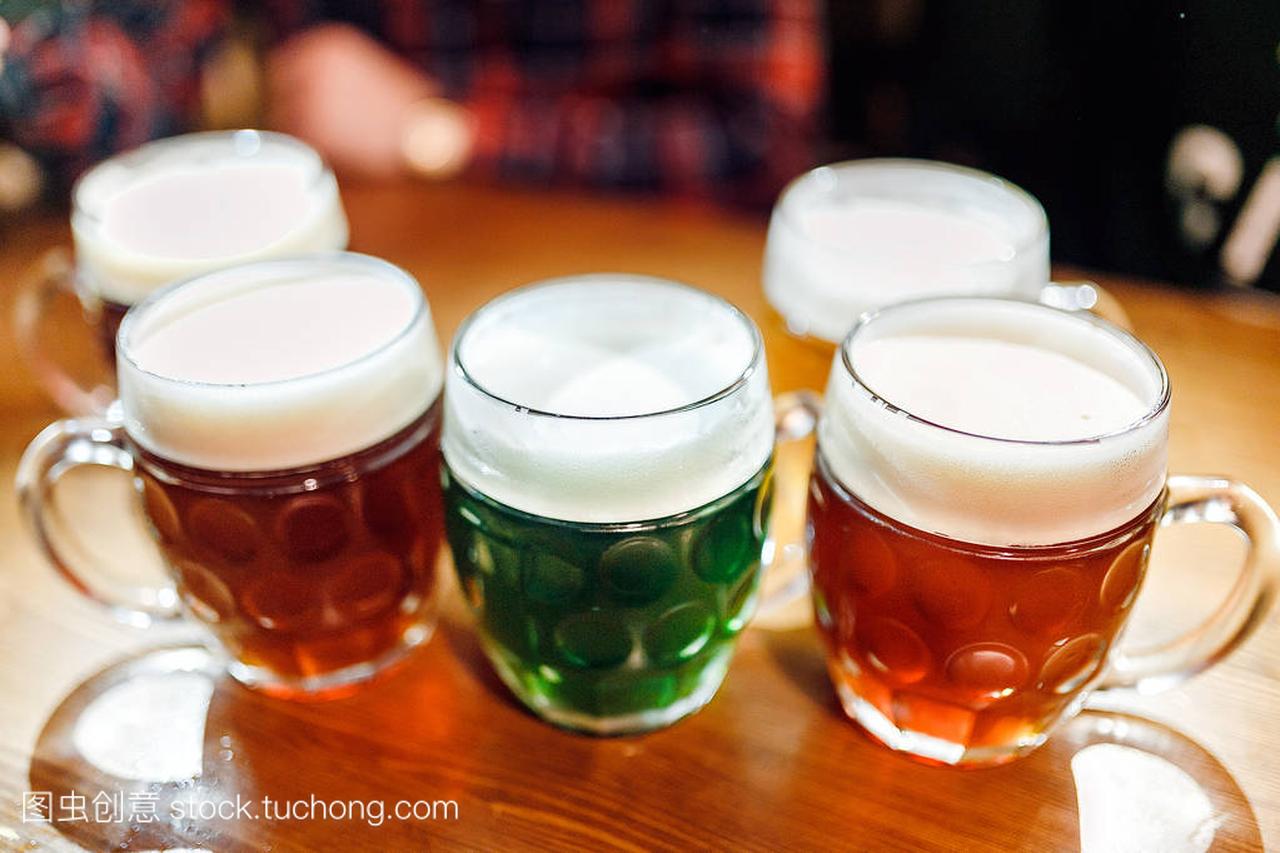 五正宗精心制作的捷克啤酒在布拉格酒吧里桌子