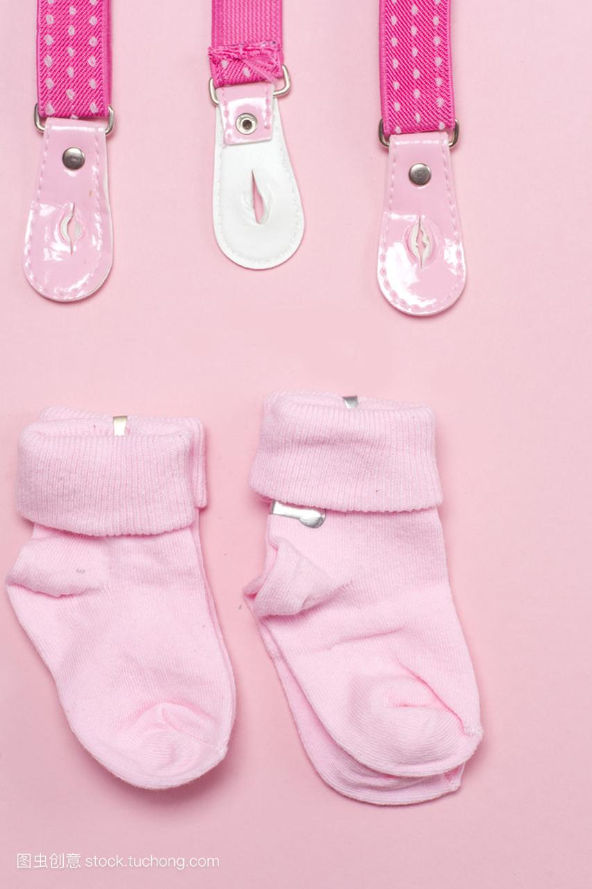 棉花宝宝袜新生儿多彩粉红的底色上。复制空间