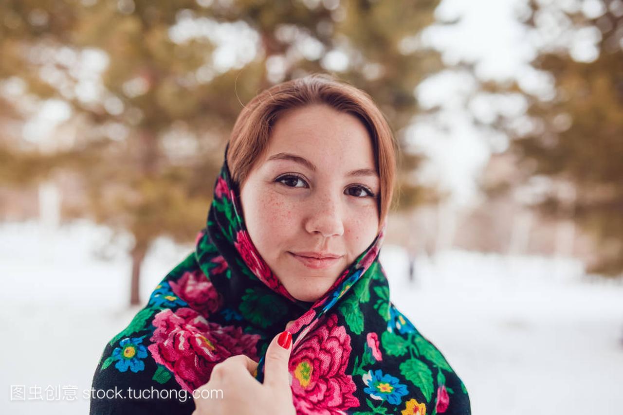红头发和雀斑在国家围巾的俄罗斯美女女人站在